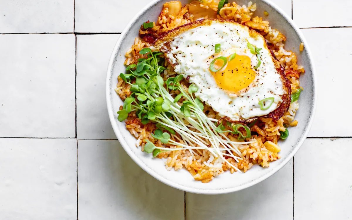 Coolfooddude's tweet photo. Leftover rice is the secret ingredient to the best fried rice. It’s already a little dried out, so it crisps nicely in the pan. https://t.co/F4MjBQwY0U @MariaZizka #onebowlmeals #kimchifriedrice #friedrice #kimchi #vegetarianfood #vegetarian https://t.co/v891ySmJHb