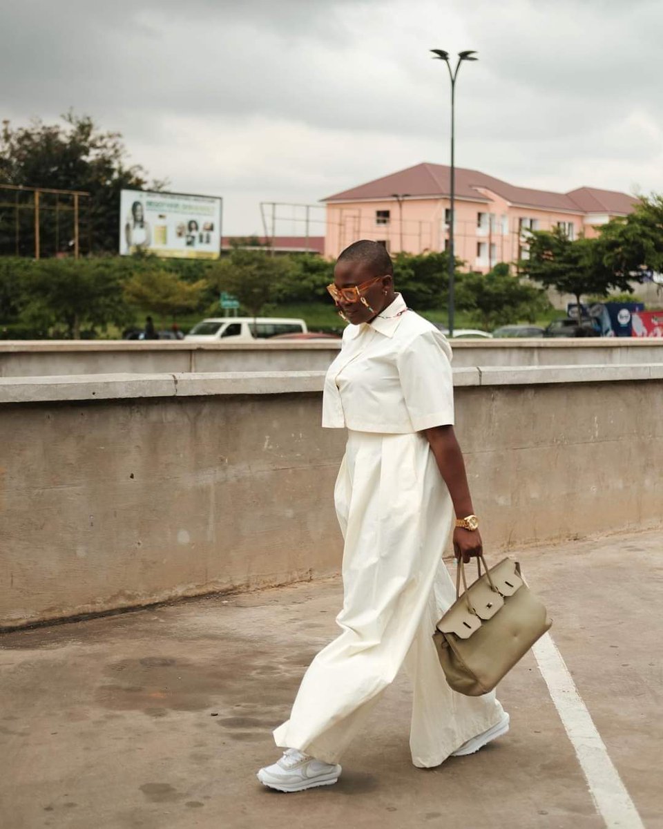 TheSignMakerGH's tweet image. Oswald's aunt on her way to visit him for some goodies.🤣🤣🤣🤣