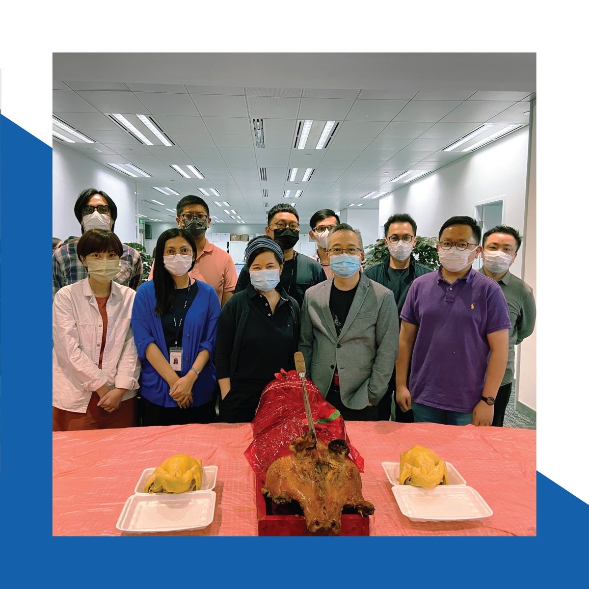 shirts_smart's tweet photo. Celebrating our New office.
Our colleagues were lining up long for the roast pig~
#smart #newoffice #opening #celebrating https://t.co/x4Popt9AcW