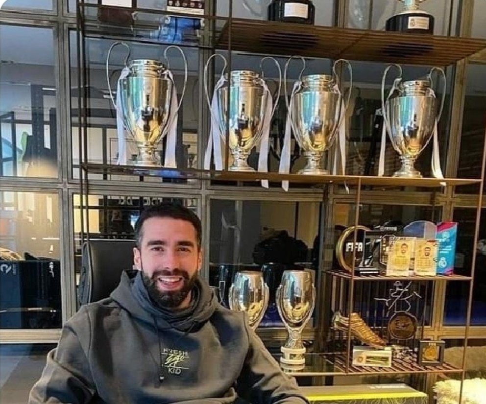 AdriRM33's tweet photo. Es un buen momento para recordar que en el salón de Carvajal hay una Champions menos que en el Nou Camp y 4 Champions más que el Wanda. https://t.co/asXg2KNk17