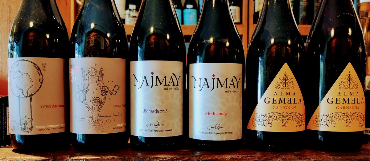 En esta búsqueda de vinos diferentes... Los tintos, distintos.

- Otro Andar Malbec-Bonarda y Malbec 2019-Lucas Pfister

- Najmay Bonarda 2018 y Merlot 2019 <a href="/NoeliaJuri/">Noelia Juri</a>

- AlmaGemela Carignan 2019 y Garnacha 2020 <a href="/MarianaOnofri/">Mariana Onofri</a>

--Valor final $8190--

#TintosDistintos