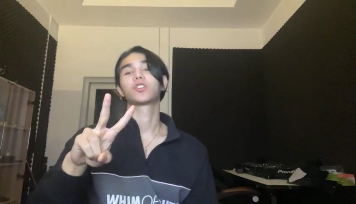 ei_pyae_phyo's tweet photo. So cute, P'Jeff 😍😍😍
Love you so much na ❤❤❤
@jeffsatur #Jeff1stYouTubeLive
#Saturdaysss 🥰🥰 #JeffSatur https://t.co/b61YNLTEDE
