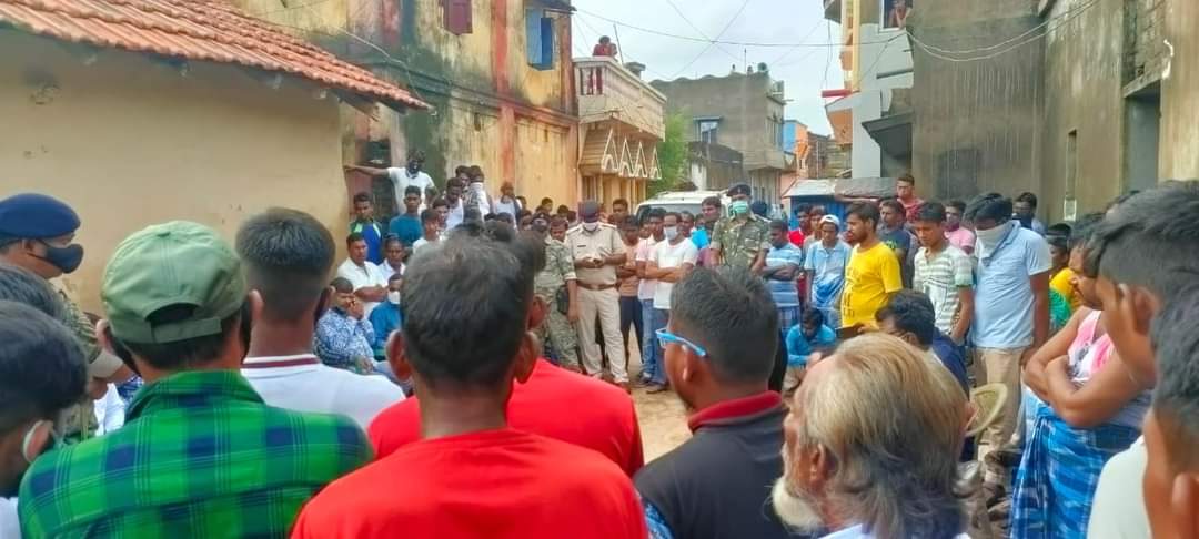 ArunavSarkar's tweet photo. जांच पड़ताल के दौरान ग्रामीणों संग पुलिस उप अधीक्षक के समक्ष कहा गया कि मामले में कई बेगुनाहों को नामजद अभियुक्त बनाया गया है। जिनक��� मामले से मात्र ग्रामीण होना भर का सम्बंध है। मामले में उन्हें फंसाया जा रहा है। 2/4
@JMM_Dhanbad https://t.co/Z1u8LC039T