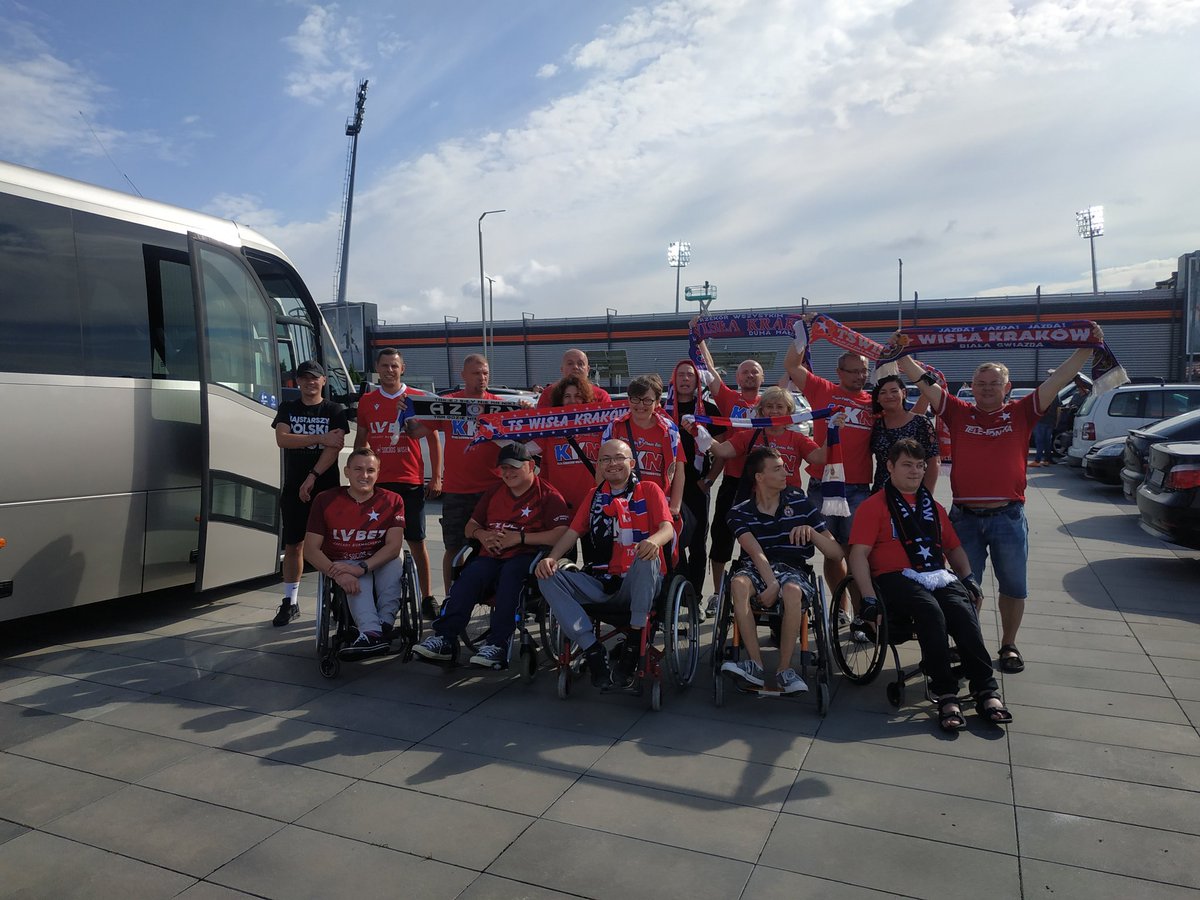 KKN_WislaKrakow's tweet photo. My już meldujemy się już pod stadionem w Niecieczy 🙂

Dzisaj tylko zwycięstwo 💪

🔵⚪🔴 https://t.co/zCZVAwfDKz