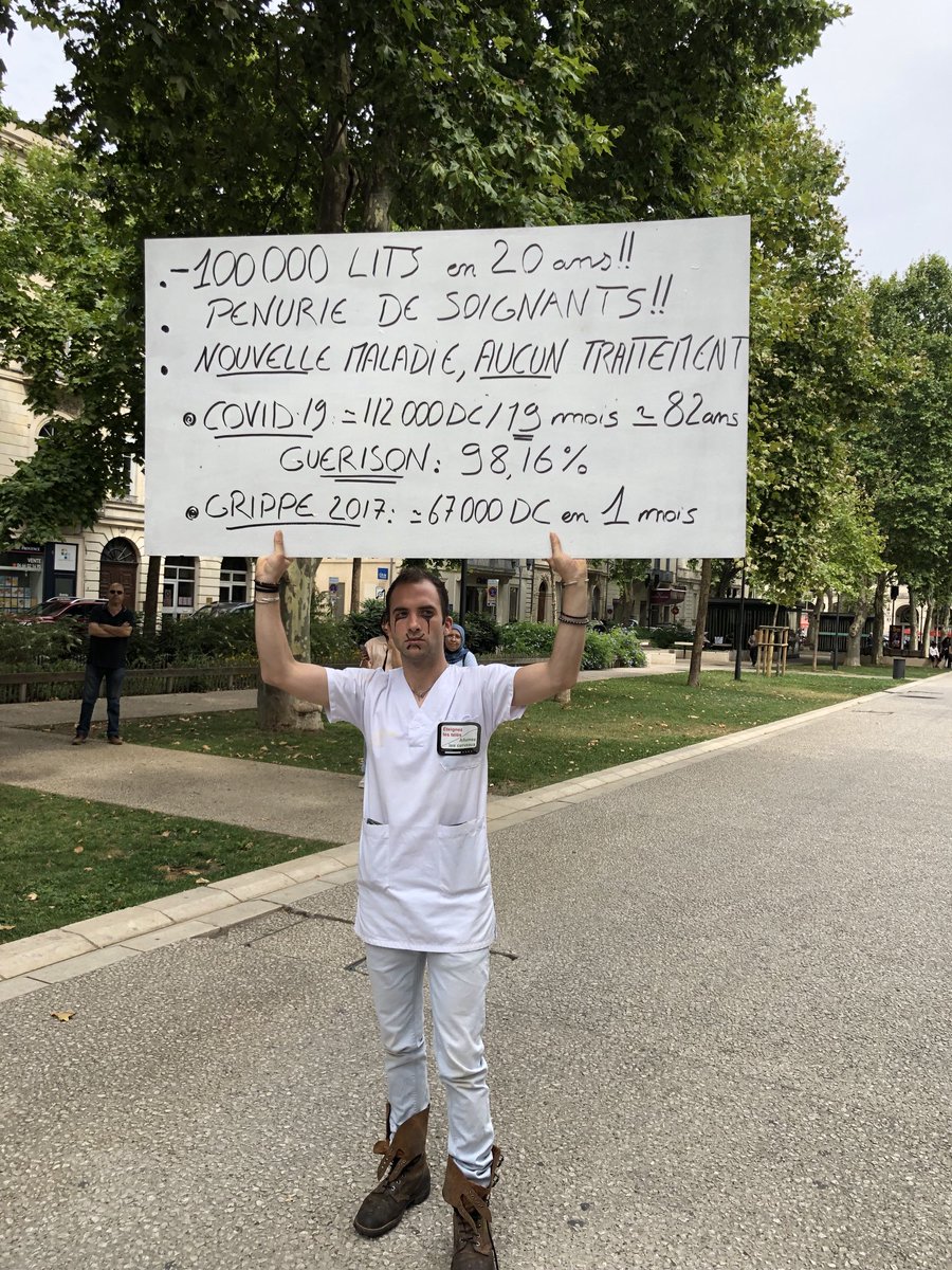 Soanange's tweet photo. Mon compagnon de manif de la semaine dernière espère que cette photo circulera comme  l’autre … merci pour nous tous https://t.co/OO0B9BXtTy