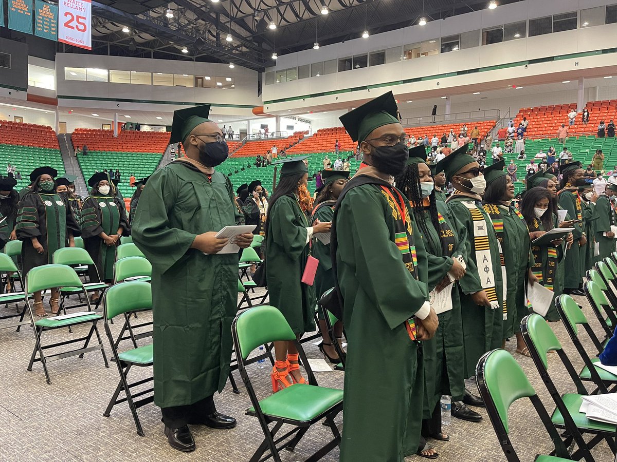FAMU_1887's tweet photo. #FAMUGrads20: President @LRobinsonFAMU just announced that the University spent more than $16 million to cover fees, tuition and unpaid student account balances during the 2020-2021 school year! We cleared balances yβall! π§‘πππ©π± https://t.co/j3msGgaRub