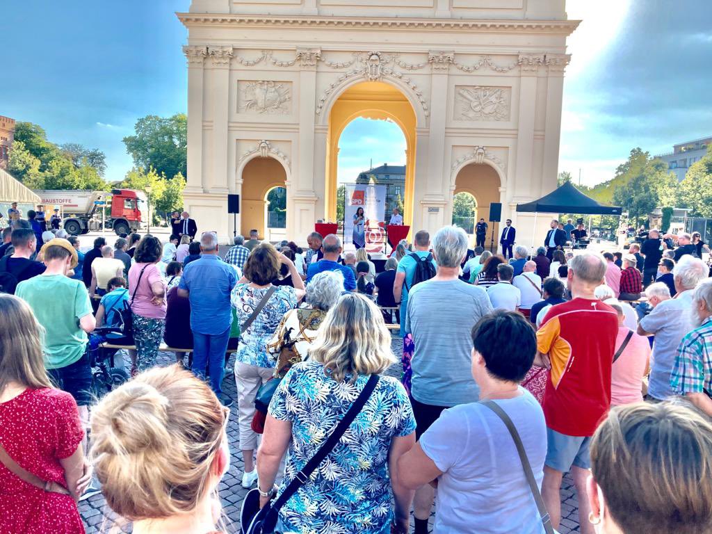Bürgerdialog mit 300 Menschen UND <a href="/OlafScholz/">Olaf Scholz</a> gestern in #Potsdam, Deutschlands schönstem Wahlkreis. Fazit: ist kompetent, tritt den Menschen mit Respekt entgegen und er ist ne ehrliche Haut, wie wir Märker sagen. Meine Stimme hat er! #BTW2021 <a href="/SPDPotsdam/">SPD Potsdam</a> <a href="/ostkurve/">SPD BRANDENBURG</a> <a href="/spdde/">SPD Parteivorstand 🇪🇺</a>