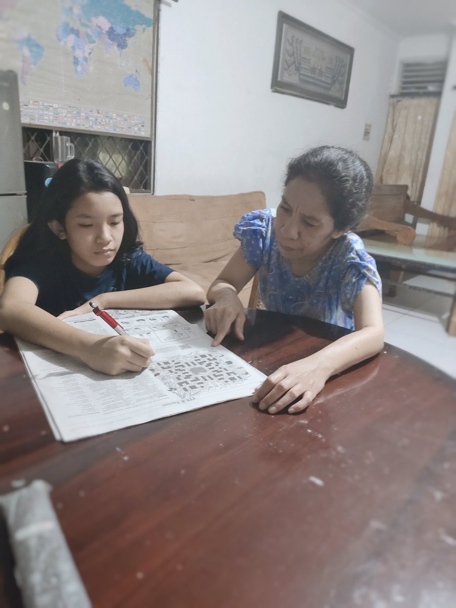 lorettaliyn's tweet photo. @hariankompas Terima kasih KOMPAS, aku dan anakku bisa berkolaborasi mengisi TTS dalam rangka Hari Anak Nasional.Vina suka belajar kata-kata baku dalam bahasa Indonesia,jadi dia antusias saat ada tantangan isi TTS.Senangnya kami belajar bersama.#TTSBuahHati #kawandalamPerubahan https://t.co/CONEyh5r7i