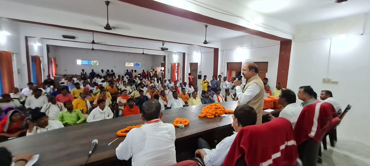 आज विकास खण्ड जलालपुर में आयोजित ग्राम प्रधान, क्षेत्र पंचायत सदस्य व जिला पंचायत सदस्य गण के अभिनन्दन कार्यक्रम में बतौर मुख्य अतिथि उपस्थित रहा।
नव-निर्वाचित ग्राम प्रधान, क्षेत्र पंचायत सदस्य व जिला पंचायत सदस्य गण को जीत की हार्दिक बधाई व उज्ज्वल कार्यकाल हेतु शुभकामना दिया।