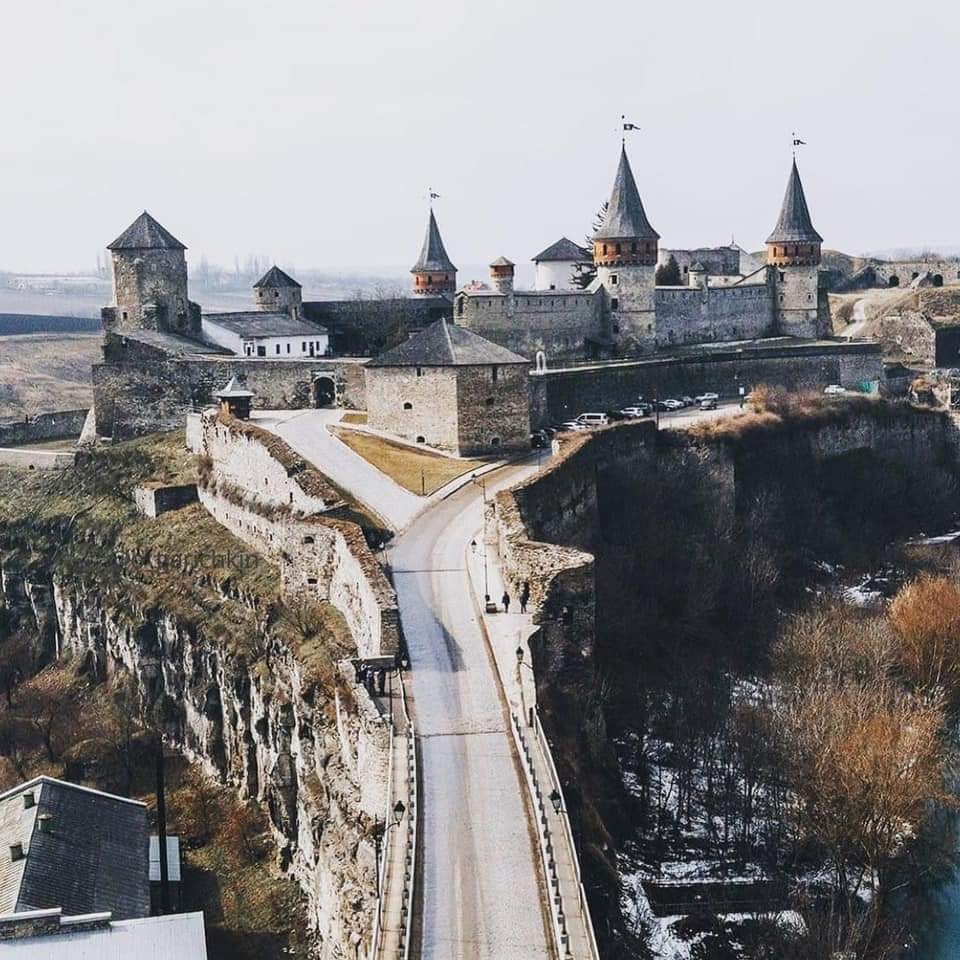 قلعة كامينيتس بودولسكي
لقد فحص علماء الآثار هذا المكان بعناية. وفقًا لاستنتاجهم ، تم بناء القلعة المحلية في المنطقة التي كان يوجد فيها في القرنين التاسع والثاني عشر حواجز وسور من الأرض ، بالإضافة إلى جدار من الخشب.
#اوكرانيا_ولا_ابها #السعوديه_الامارات #الرياض #سياحة #ترفيه