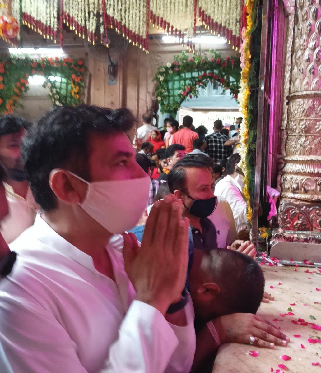 devendrayadvinc's tweet photo. वृन्दावन में बांके बिहारी जी के दर्शन करने का सौभाग्य प्राप्त हुआ।
बांके बिहारी जी से लोगों की खुशहाली, शांति और कोरोना महामारी से मेरे देश को सुरक्षित रखें ऐसी कामना की।
#Vrindawan #BaankeBihari https://t.co/pWWHW4oawi