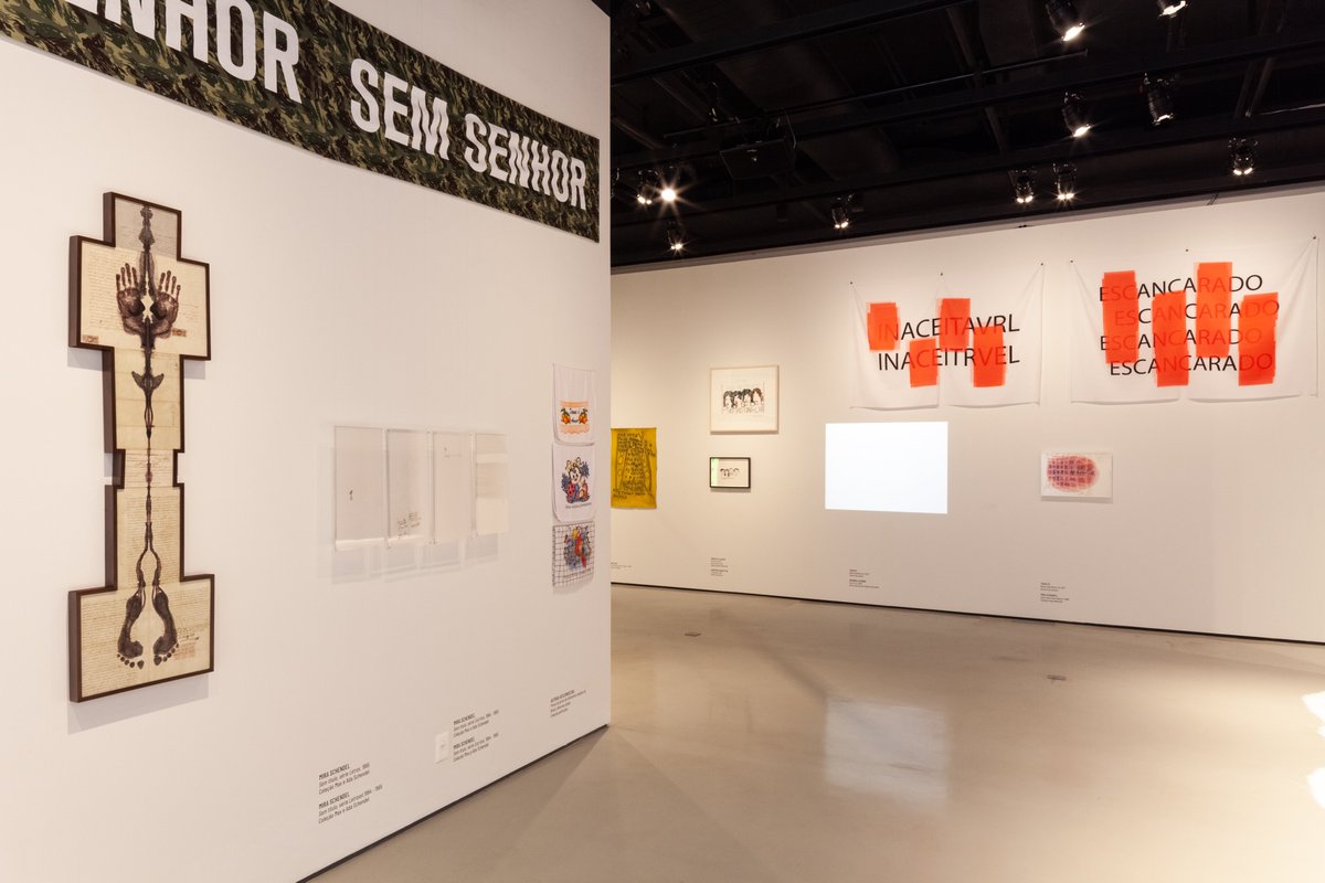 traplev's tweet photo. hoje reabre o @MuseudaLingua e tenho prazer de participar da curadoria de @fabi2moraes e @moacirdosanjos na exposição Língua Solta!
meu trabalho é as duas bandeiras com vermelho.
a exposição fica até outubro!
#Traplev https://t.co/9QPNRomWJ9