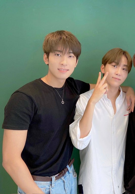 incorrectwonboo's tweet image. WW's brain: put your arm around him.
WW: Why?
WW's brain: you just gotta.
daaaamn 🥴 ww's so big and there's sk looking very cuddly 🥺 Another one for the books!