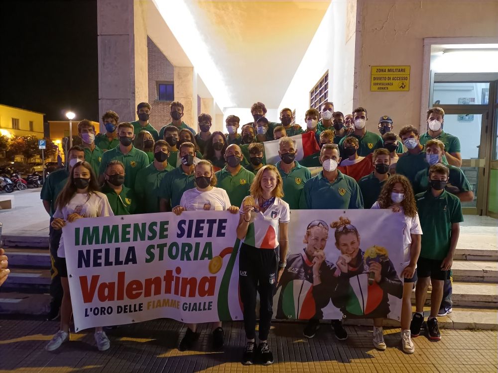 News_24it's tweet photo. Mancava poco alla mezzanotte quando, dopo essere sbarcata alle 20,30 a Fiumicino, ha fatto il suo ingresso in Piazza del Comune a Sabaudia, dove ha sede il III Nucleo Atleti delle Fiamme Gialle, il suo gruppo.
Maglietta  #festa #Oro #Rodini #Sabaudia

https://t.co/rXDFOCr4Hv https://t.co/Qs17UwQqQE