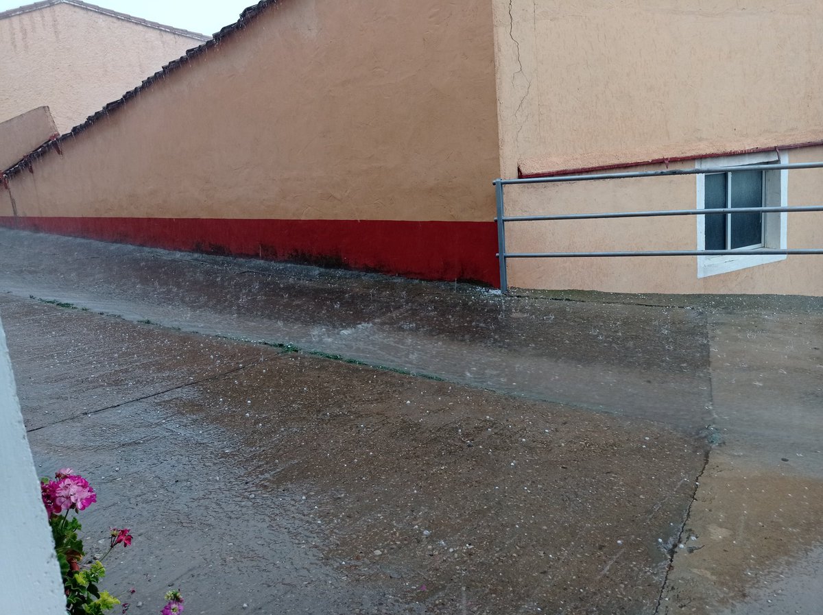 EnBoca_Cerrada's tweet photo. ⛈️ La #lluvia y #tormentas que nos anuncia @AEMET_Aragon ya nos dejan en #Acered (@CampodeDaroca ) 7 litros en apenas media hora y ambiente frío. Han descargado con #granizo y el cielo sigue sonando. https://t.co/siRcNBFEv1