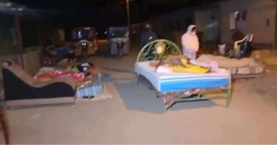 dianitaGahu812's tweet image. En total se registraron 5 réplicas en #Piura, cuyo epicentro fue #Sullana, donde algunas familias de Miguel Checa optaron por dormir en la calle ante el temor de un nuevo #TemblorPiura. Tras el sismo de 6.1, las réplicas se registraron hasta en la madrugada de hoy.
Fotos cortesía