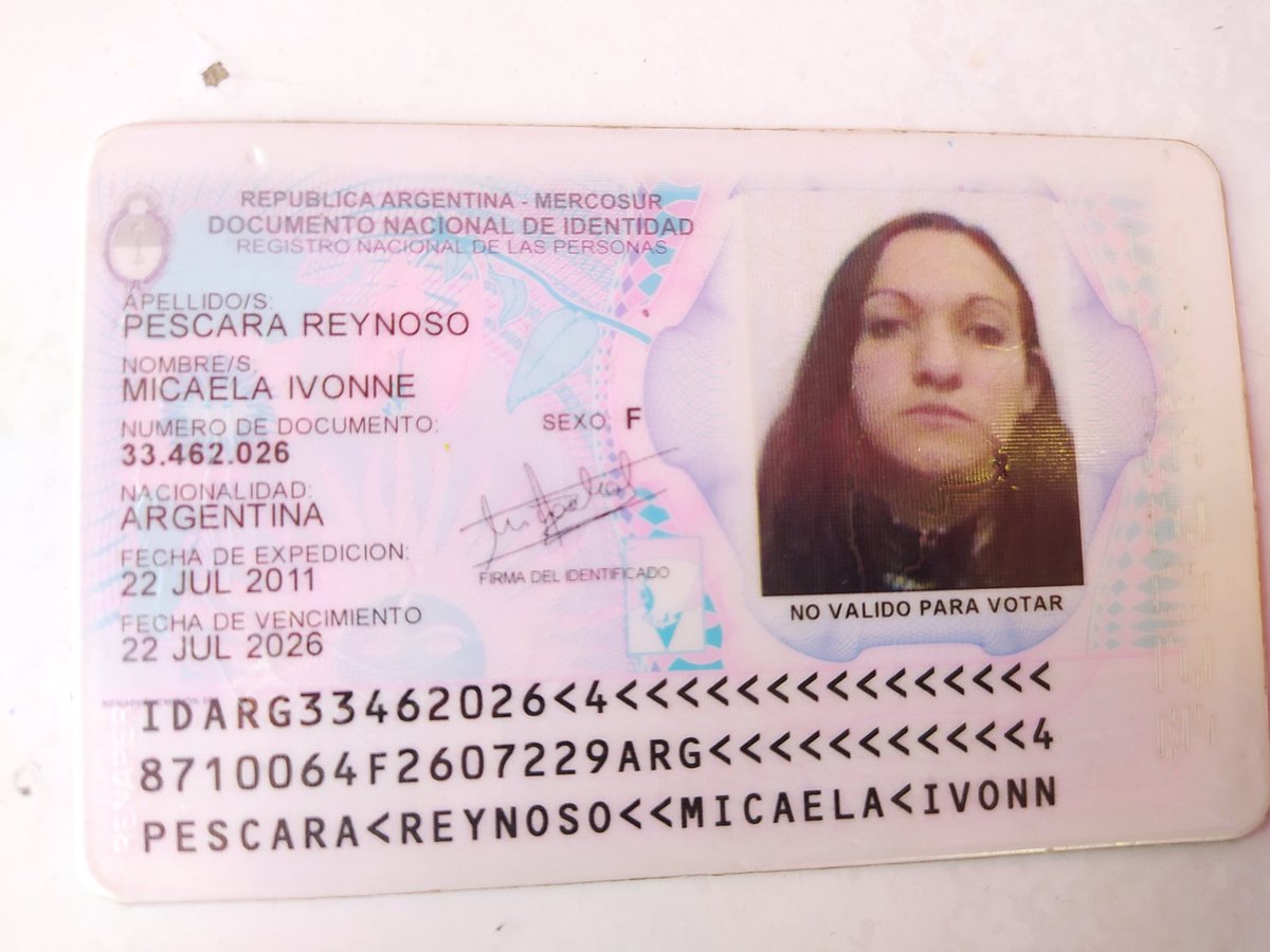 Encontré este DNI en Plaza Independencia, ayuden con un RT para que le llegue a su dueña