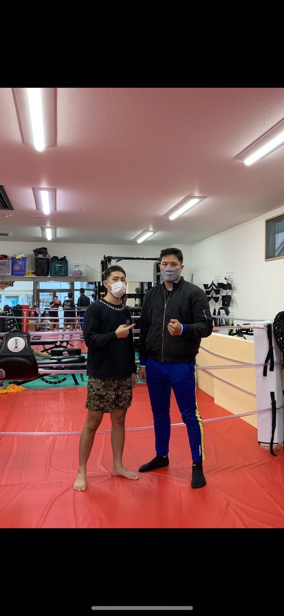 LinkKick's tweet image. 先日RIZINで1本勝ちを収めたシビサイしょうま選手
試合前は当ONE LINK キックボクシングジムで試合の対策を行っておりました🥊
試合後に律儀に挨拶に来てくれました✨
#RIZIN28
#tko勝利
#シビサイしょうま
#onelinkkickboxinggym