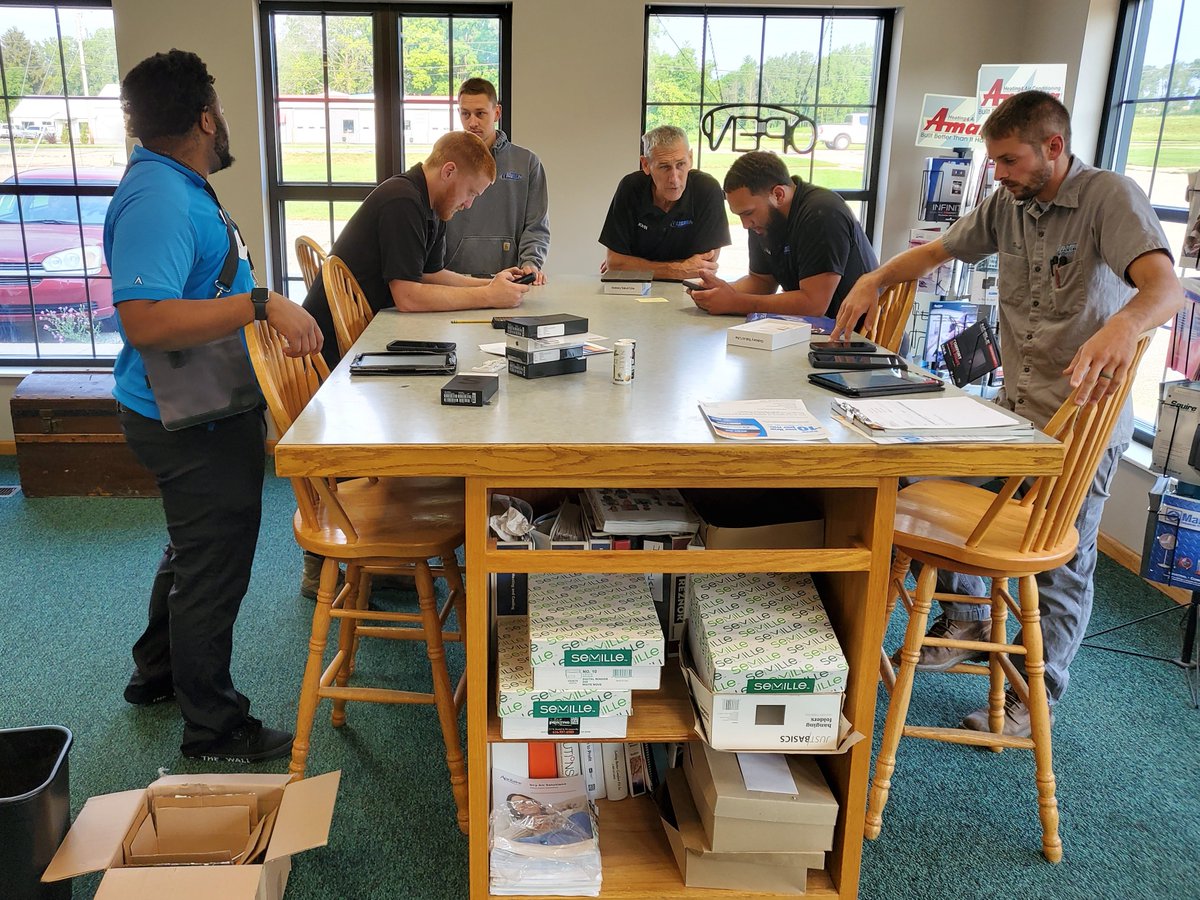 #SignatureMoves Loved partnering with Barrid to give the Signature white glove experience for our new CRU relationship by helping set up phones and get their new Signature Discount on their personal lines! #MakingWaves #LifeAtAtt #WeAreGLM <a href="/S1GLM_/">GLM Signature Team</a>