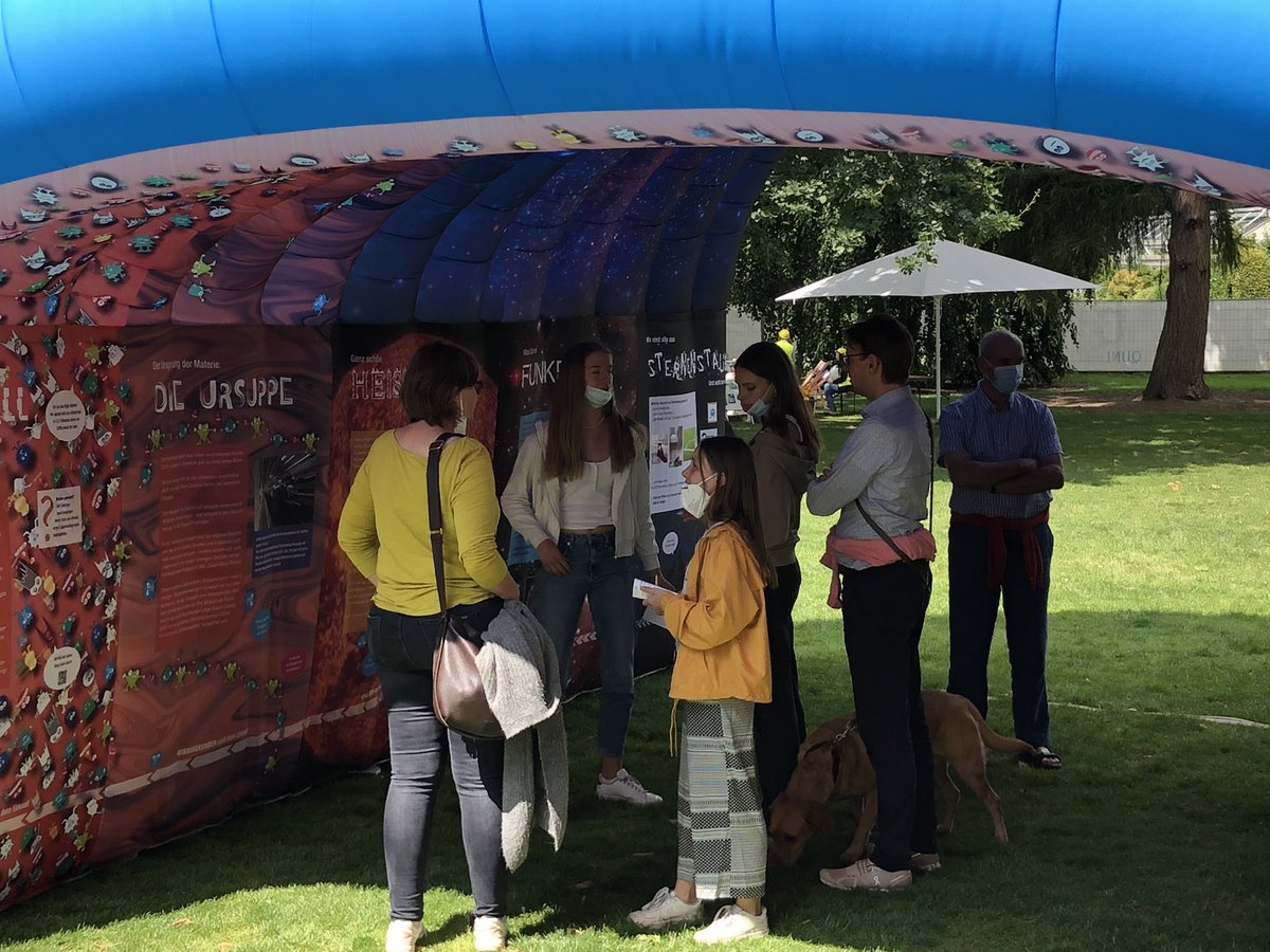 Ein paar Impressionen aus unsere Ausstellung heute! Wir sind weiterhin im Münster morgen! Komm vorbei für <a href="/byopd/">Build Your Own Particle Detector</a>, Spiele, <a href="/Teilchen_Zoo/">Teilchenzoo</a> und viel mehr! <a href="/BMBF_Bund/">By Ethical Hacker</a> <a href="/desy/">DESY (Deutsch)</a> <a href="/tudresden_de/">TU Dresden</a> <a href="/WWU_Muenster/">Universität Münster</a>