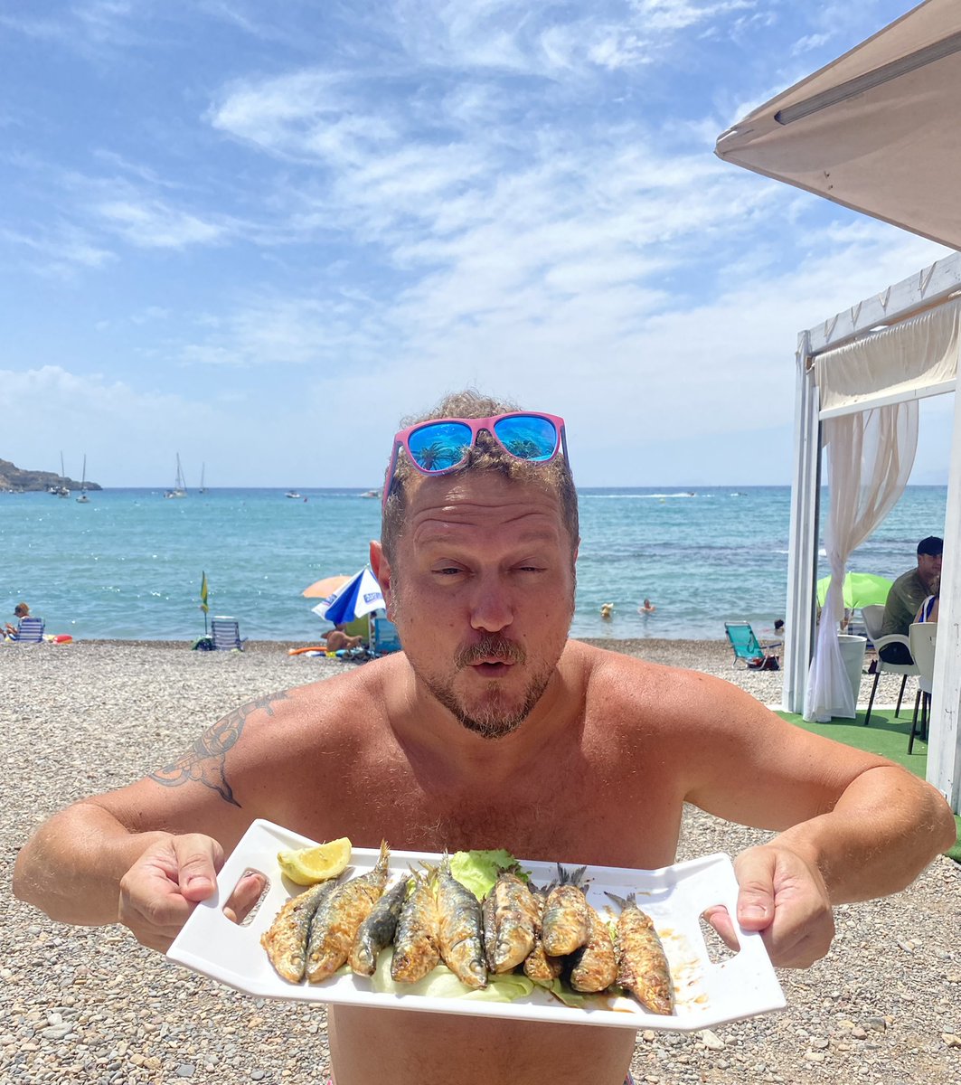 Soy muy básico. Con una playa y unas sardinas ya soy feliz.