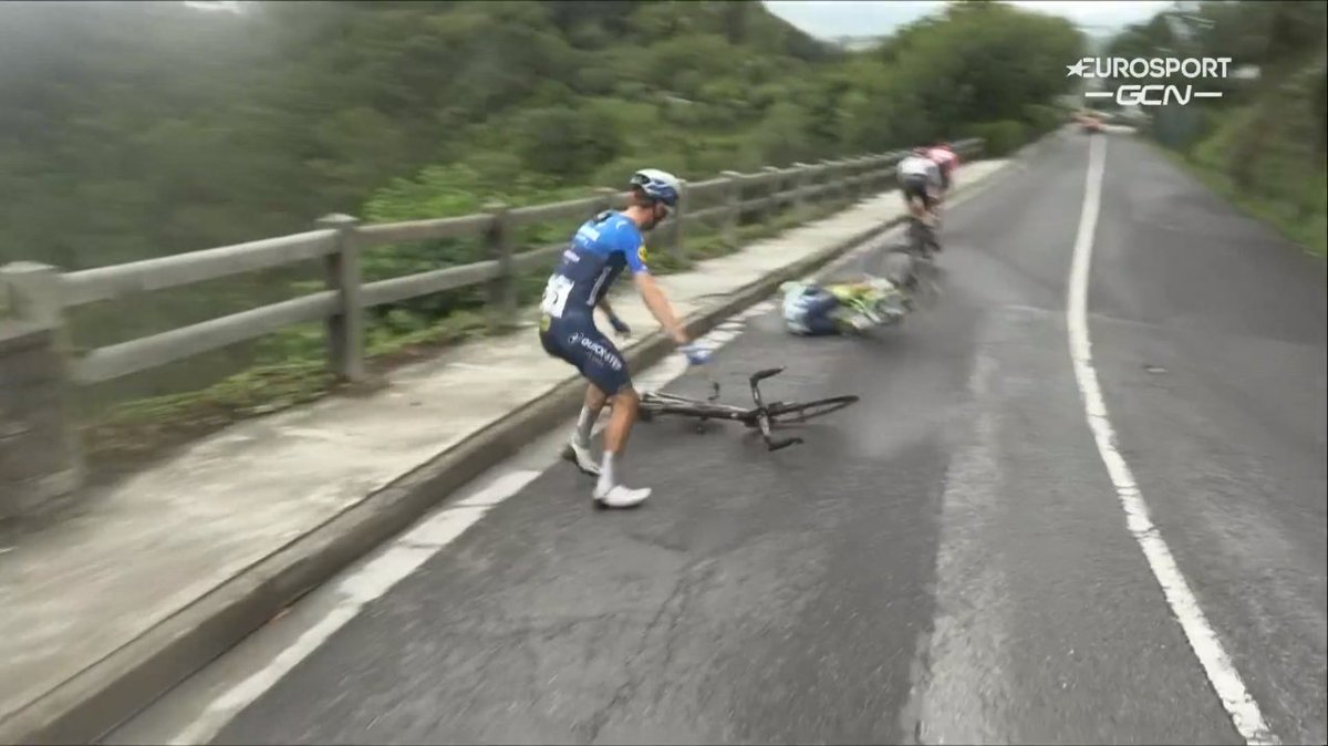 LeGruppetto's tweet photo. Chute dans la descente ! Mohoric passe un virage de justesse, mais Honoré vire lui trop large et tape le mur. Le vélo du Danois fait tomber Rota. #Klasikoa https://t.co/23DUwiXRaz