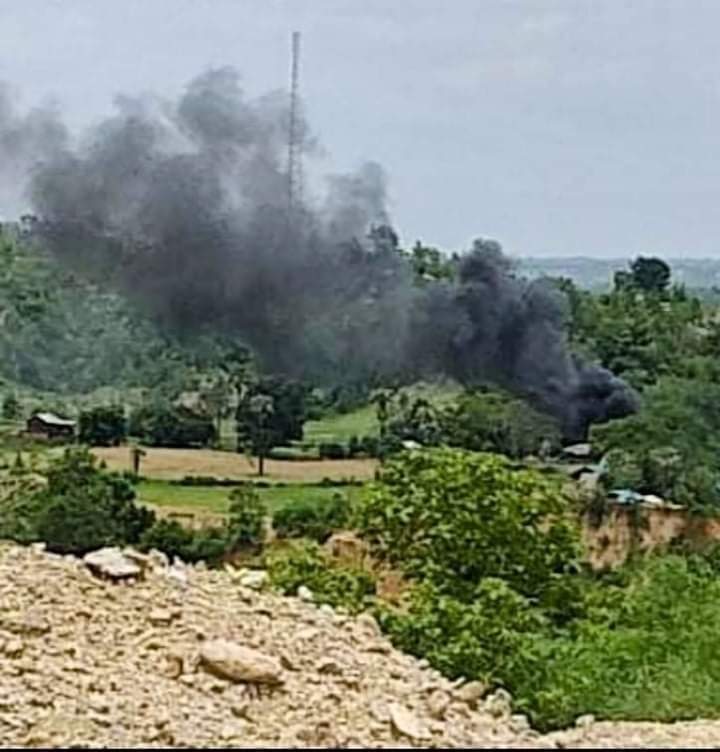 AmaraKhit's tweet photo. In Pauk, the junta set some village houses on fire.
#july31Coup 
#WhatsHappeningInMyanmar
@antonioguterres  @freya_cole @RapporteurUn @POTUS @UN  @UNHumanRights @UN_HRC 
@EU_UNGeneva
@JapanGov @hrw @GCR2P @KenRoth @ICJ_org @SchranerBurgen1 @USAmbUN @DrSasa22222 https://t.co/JJ3OaPaCac