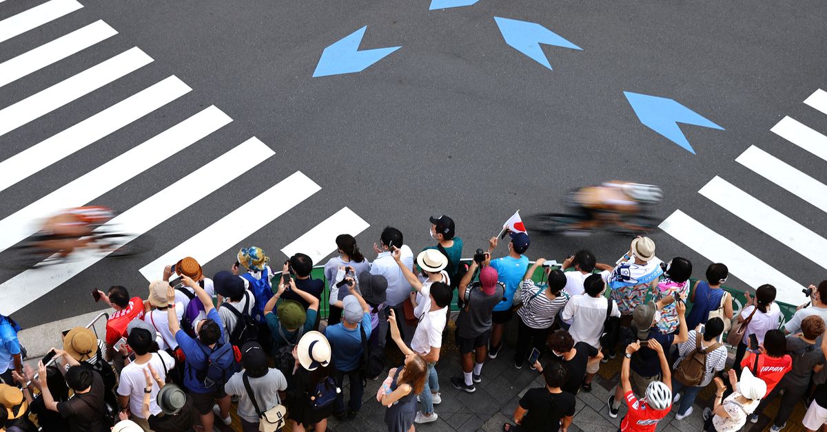 Reuters's tweet photo. Crowds of Japan's triathlon fans defy spectator ban https://t.co/NRYNqJYPqv https://t.co/qn7HSrALf6
