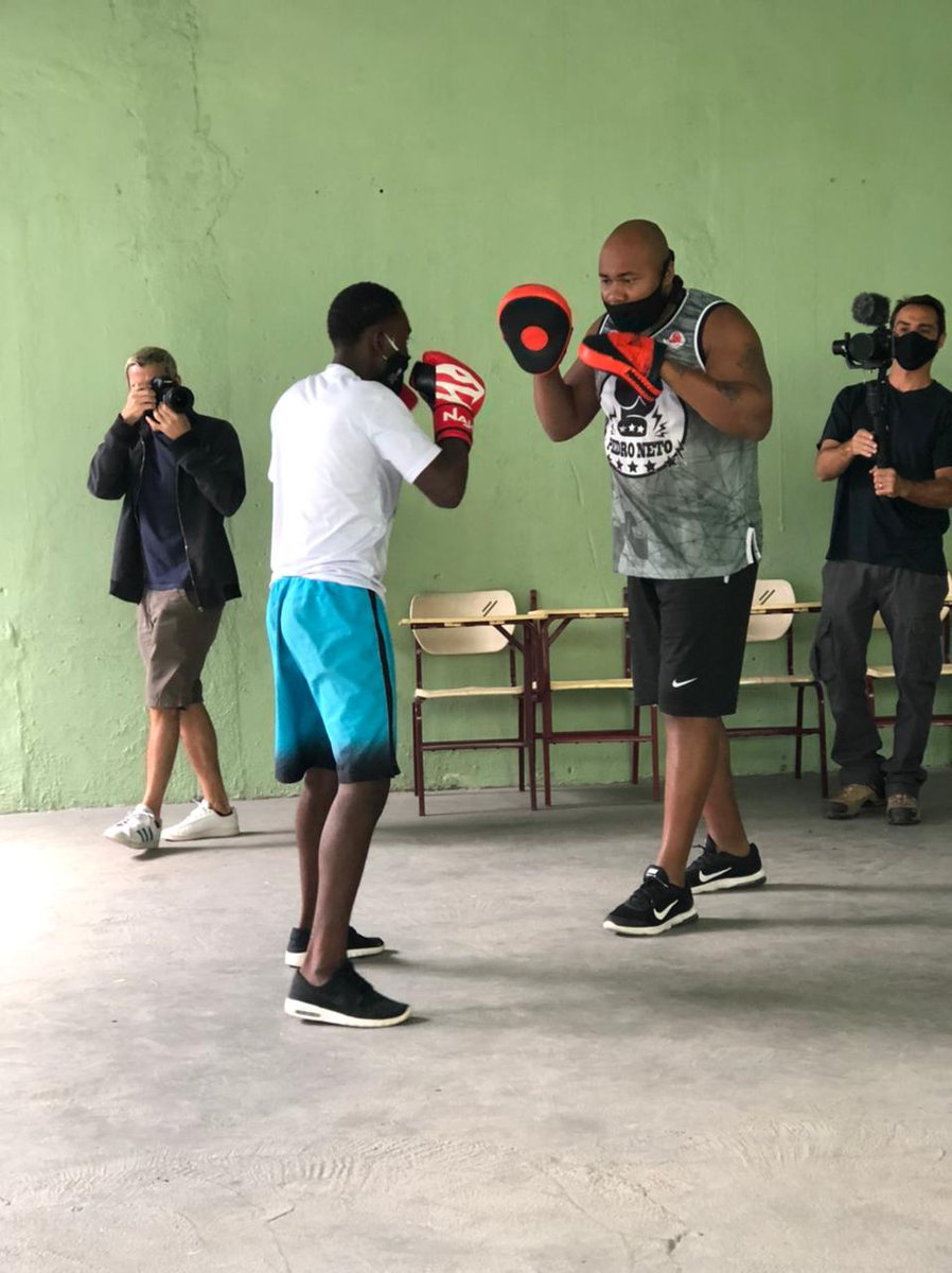 netoodoboxeer's tweet photo. Olha aí a favela no auge
Te falei que esse sufoco um dia acabaria
Nós driblou toda essa falta de oportunidade
Conseguimo e 'to vivendo da minha correria

#gratidao #arenakrt #biquinha #ong #zezinhojpa #flaviopato #angelsport #Boxeo https://t.co/97QCQMZh5g