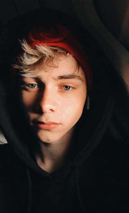 berryhannahb's tweet photo. Look at this beautiful 👽i love you @corbynbesson https://t.co/wKjK0st63j
