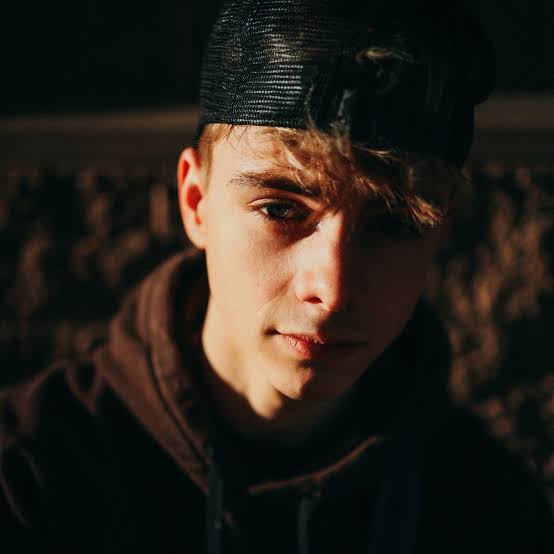 berryhannahb's tweet photo. Look at this beautiful 👽i love you @corbynbesson https://t.co/wKjK0st63j