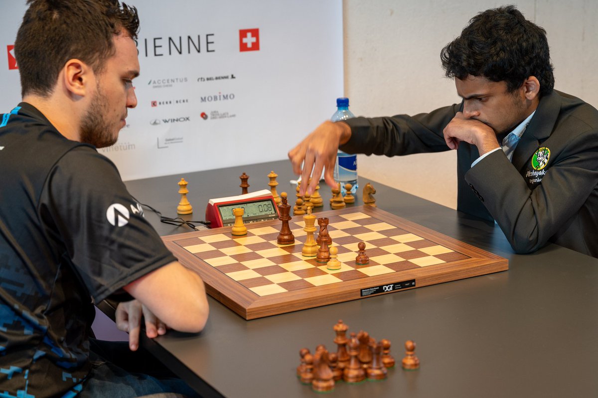 BREAKING!
Nihal Sarin 🇮🇳 wins the Blitz event, part of the Grandmaster Triathlon at #bielchess with a score of 9.5/14.

<a href="/NihalSarin/">Nihal Sarin</a> is in the joint second position now behind Gata Kamsky with three classical games to go at <a href="/BielFestival/">Biel Chess Festival</a>

#Akshayakalpa