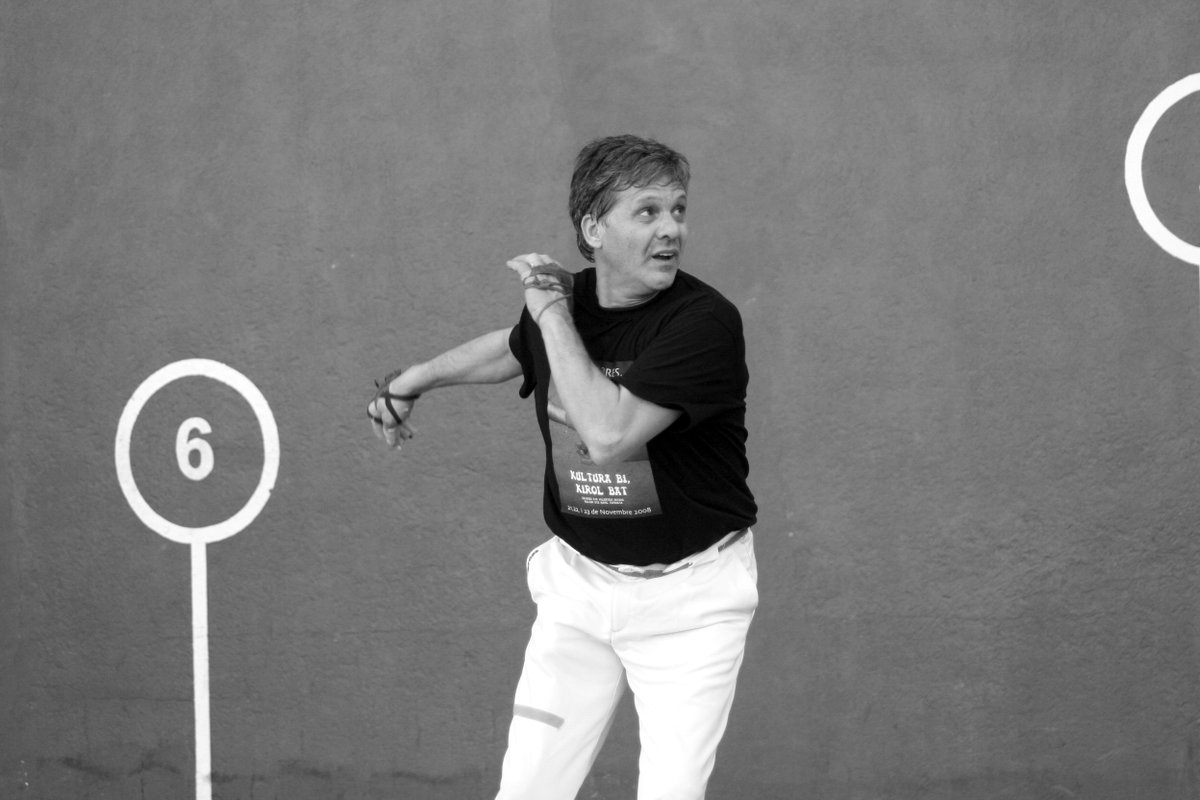 Ens ha deixat Paco Cabanes, “El Genovés”, un dels màxims referents de l'esport valencià. Una llegenda de la nostra Pilota. Els trinquets queden hui més orfes que mai. Gràcies per tot, mestre. El meu més sincer condol a familiars i amics. DEP ⚫