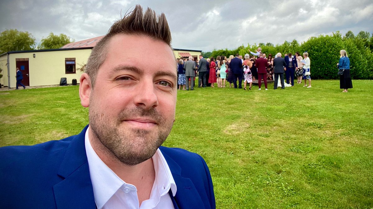 RussAppleby's tweet photo. Another great wedding fully magished at Granary Barn, Clapham Hope Farm!
#weddingmagician #weddingmagic #wedding2021 #wedding2022
#WeddingHour #weddingmagicians #wedding #events #eventmagician #closeupmagic #corporateevents #closeupmagician #magic #closeupmagicshow https://t.co/t6KPj5rzl6