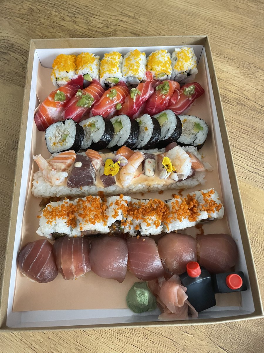 Sushi Saturday in the Henry house 😍. My addiction to @uramaki_sushi is getting out of hand 😂.