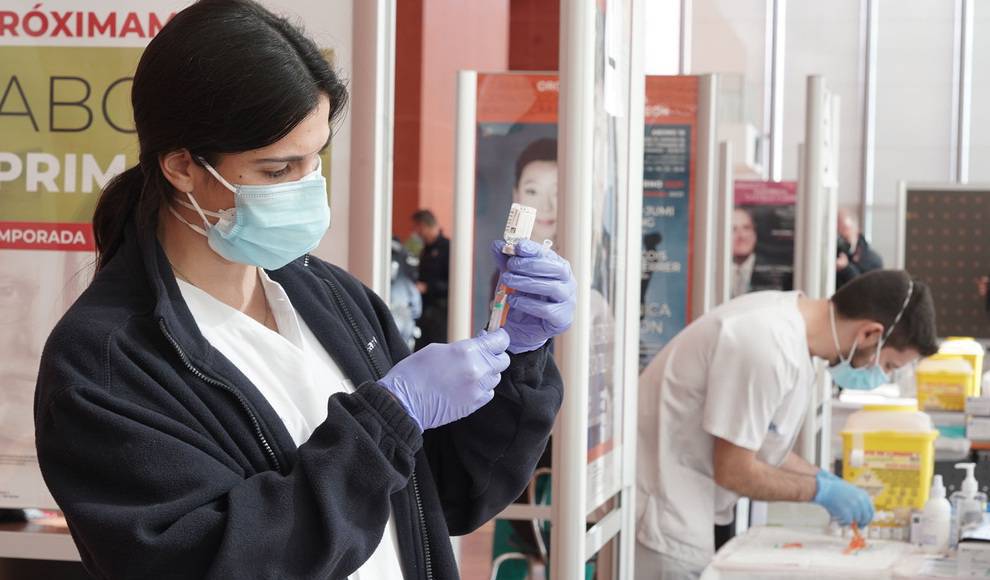 TribunaVa's tweet photo. 😷 #Covid Los jóvenes entre 12 y 29 años de Valladolid podrán solicitar la autocita para vacunarse en próximos días. https://t.co/FmX2TaMBwz https://t.co/VgbDdhIXqo
