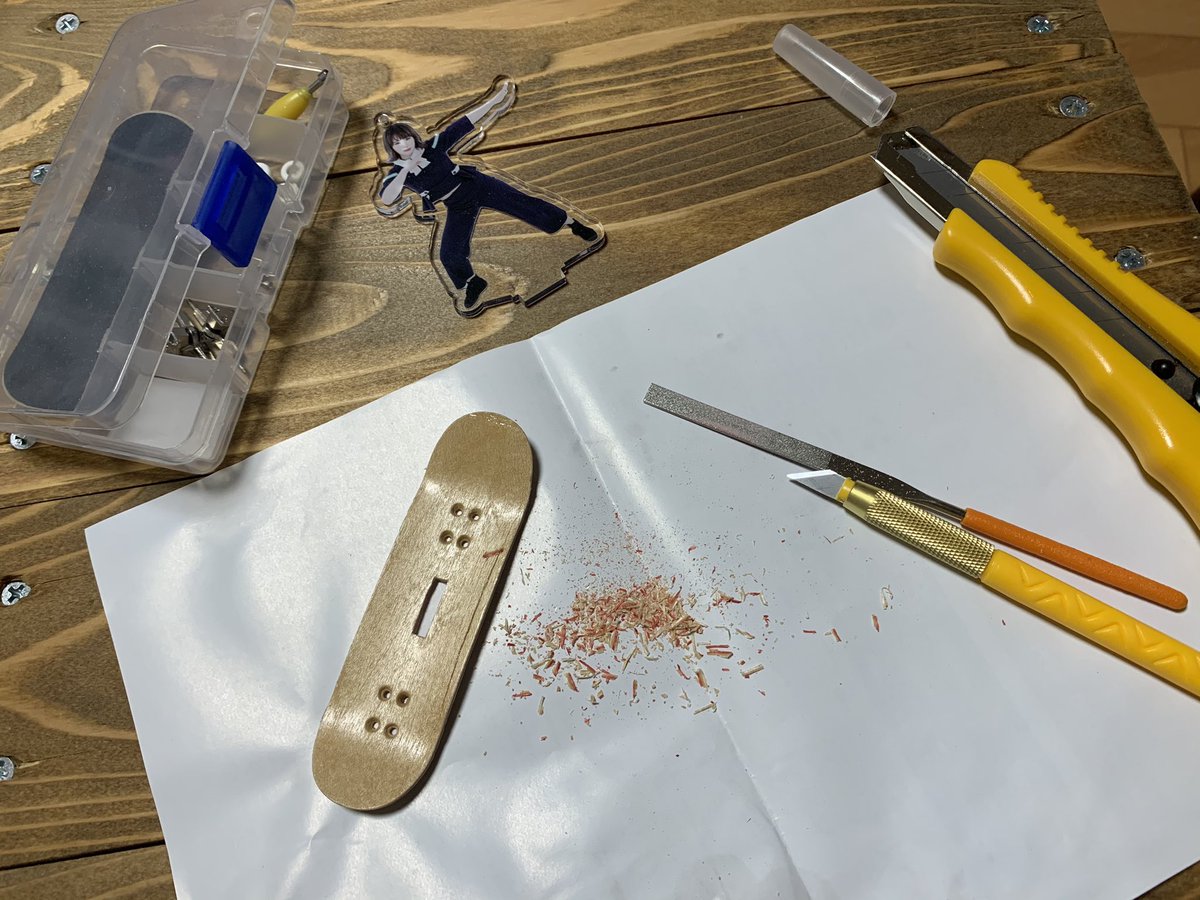 in_u_5's tweet photo. 製作風景
元々構想はしててAmazonで安い指スケ買っておいて時間あるときにやろうと思ってのがなかなか出来てなかったけど、タイミング的に今しかないなと思ってやった！
しかし、このポーズハマりすぎなんだよな🛹
みんなも推しメンをスケーターにしよう https://t.co/z63Ua5nlAr