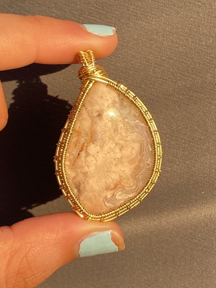lmr_vrt's tweet photo. Flower agate in gold and a rose quartz heart <3

#floweragate #wirewrap #crystal #handmade #jewelry https://t.co/TW6mJYU82O