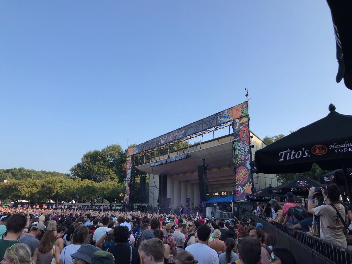 Katelyn26's tweet photo. Having fun at Lolla! ⁦@TMobile⁩ https://t.co/XyTJF08JDi