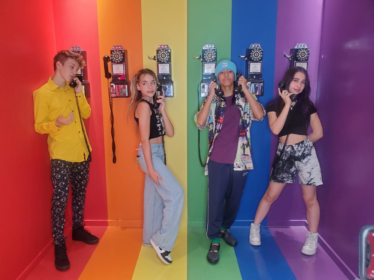 ❤️🧡💛 Great night at #SelfieWrld 💚💙💜