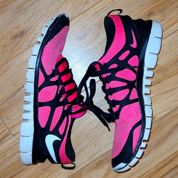 ByStylin's tweet photo. So good I had to share! Check out all the items I'm loving on @Poshmarkapp #poshmark #fashion #style #shopmycloset #verawangprincess #nike: https://t.co/3vim4Dk8Z7 https://t.co/EnuV49aELZ