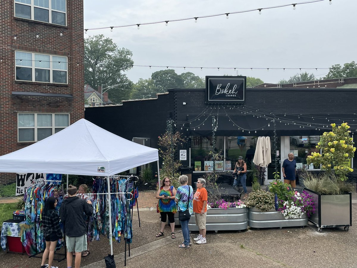 funkarteville's tweet photo. The SUN is out and the rain is OVER. 

July’s “mini” #FunkArt21 is open until 7 pm in Haynie’s Corner!

And come check out @HayniesBrew @bokehlounge @moshouse812 
@Sauced812 
@SSchymik’s Kitchen https://t.co/fpExz2scDh