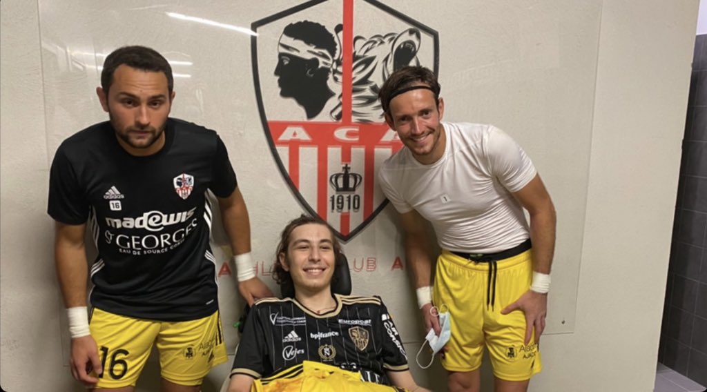 SollacaroJ's tweet photo. Le sport vecteur très vaste dans bcp de circonstances... Bravo messieurs pour cette photo réconfortante avec la remise du maillot de la rencontre  a ce jeune homme membre de l Acajaccio en catégorie jeune ⚪️🔴👍👏👏👏 https://t.co/5kZgFk5CrP