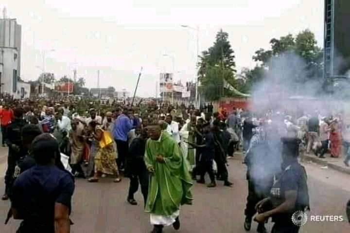 DedrickEncarta's tweet photo. Le vrai pouvoir puise ses racines dans la rue, au près du peuple. 

Vous ne verrez jamais la plupart des leaders des confessions religieuses faire celà. 
@TopCongo 
@EgliseCatholiq4 
#RDC
@CENCO__RDC https://t.co/cigH02NAbv