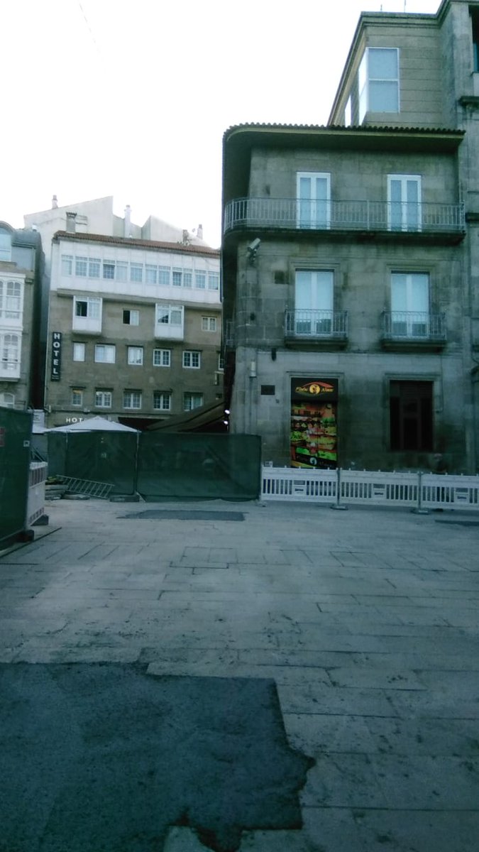 Un novo arboricidio perpetrado na Praza da Princesa de Vigo. Onde antes había varios arces agora só hai cemento. Que xustificación hai para estas tallas? Basta xa! #StopArboricidio 🌳🌳