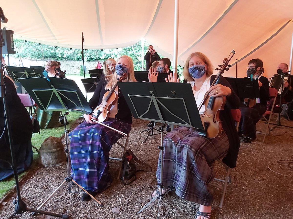 julescarrie's tweet photo. Fabulous first LIVE concert in 18 months! Was Brilliant! just one wee problem #ClashOfTheTartans #ShouldMyKiltMatchMyFaceMask #ShouldMyFaceMaskMatchMyKilt @PeaceTartan @AyrshireFiddle @scottishfiddle 🎻🎶🏴󠁧󠁢󠁳󠁣󠁴󠁿 https://t.co/fAh2Li5HIe