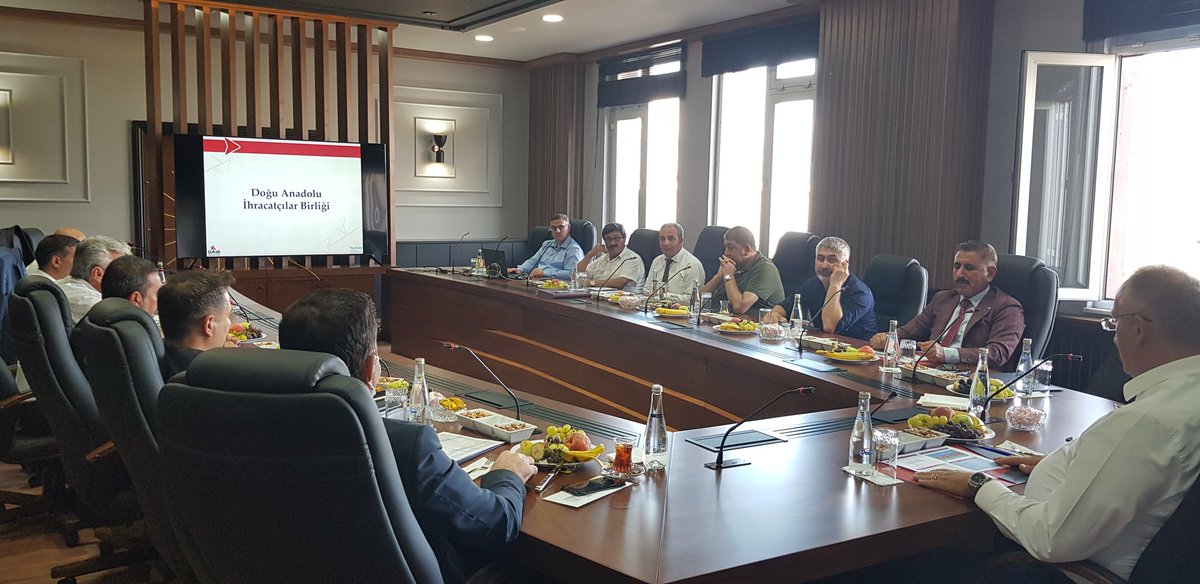 Birliğimizin Temmuz ayı Yönetim Kurulu Toplantısı'nı yeni hizmet binamızda Yönetim ve Denetim Kurulu Üyelerimizle beraber gerçekleştirdik. İnşallah, hep birlikte yeni hizmet binamızda yeni #ihracat rekorları kıracağız..
#TürkiyeİhracatlaYükseliyor🇹🇷