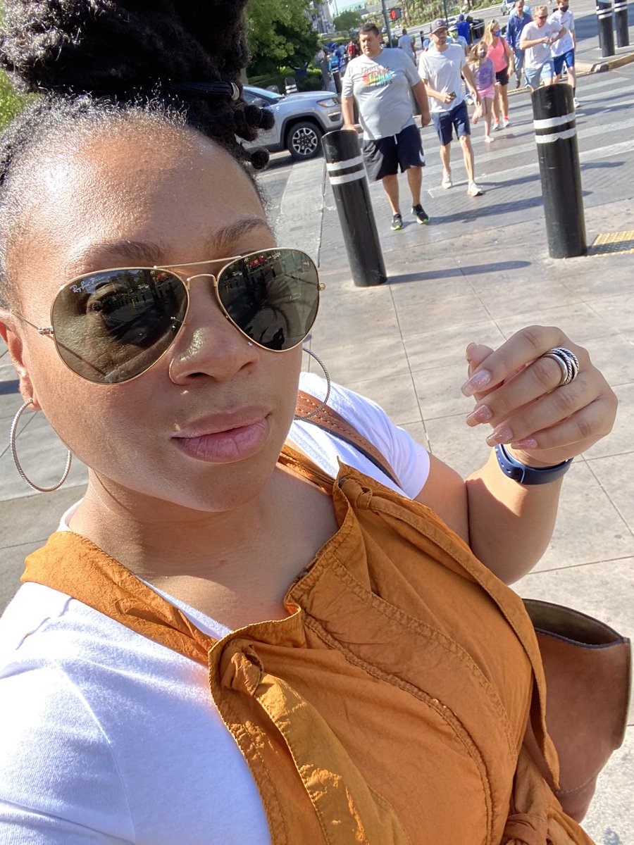 kenyaPEACHESk's tweet photo. They let a bitch in VEGAS!! 😘😘 #yurman #freepeople #raybans #BlackGirlMagic https://t.co/c3rRYSagM7