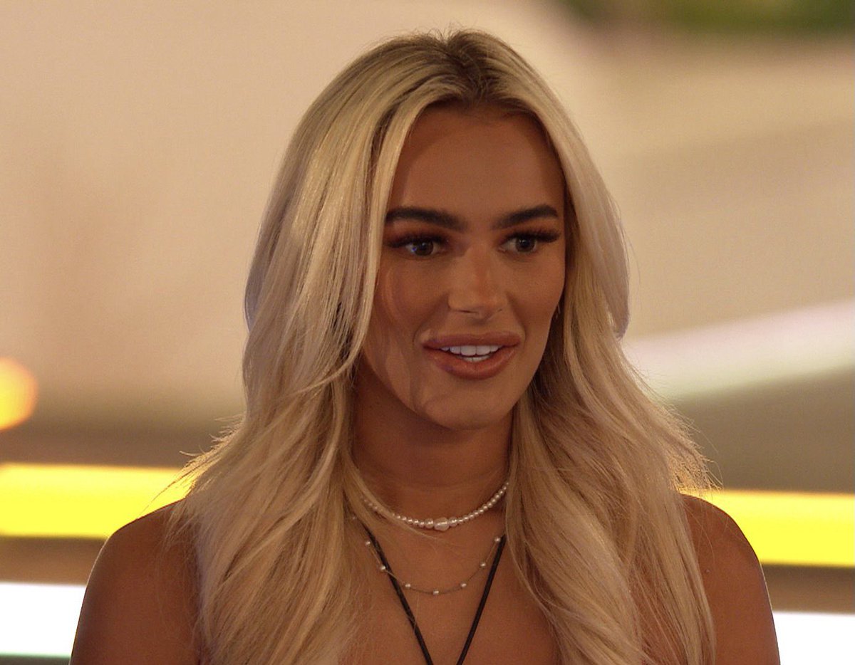 She lived. She served cunt, then she died #LoveIsland