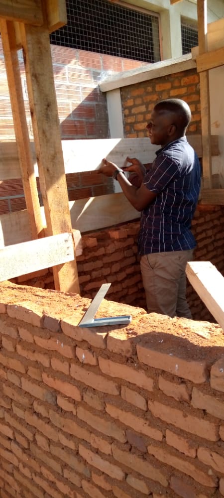 CRumonge's tweet photo. 🔴Les travaux de construction des poulaillers modernes sont en cours et  vont bon train. Ce samedi soir,c'était la mise en place et l'ajustement des filets. Les travaux sont à 85% d'exécution.
@ANACOOP_BURUNDI 
@RumongeProvince 
#CAR 
#Elevage
#Rumonge https://t.co/XBDo73MwEc